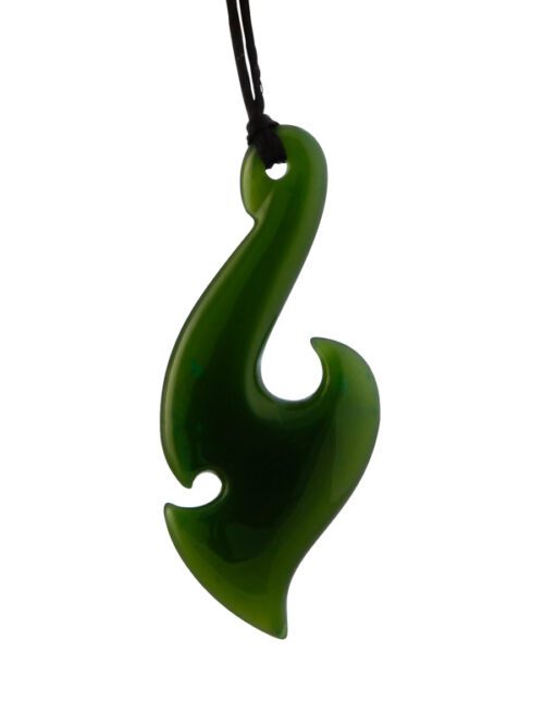 Groene jade Maori hanger in vorm van Hei Matau symbool