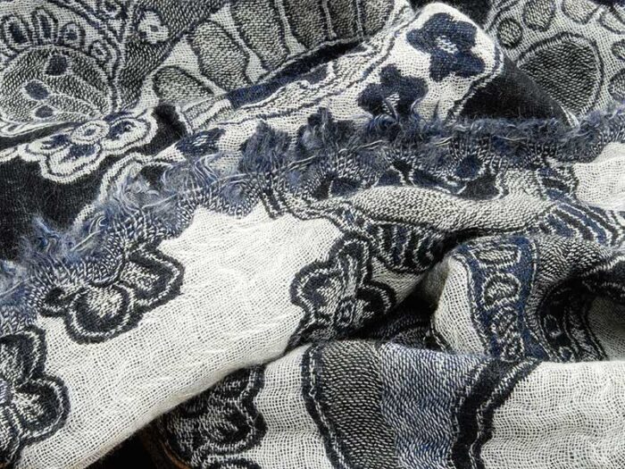 Handgeweven wollen sjaal met bloemmotief uit India